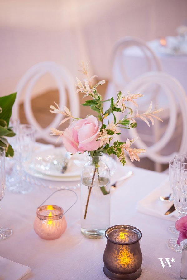 centre de table simple et épuré pour mariage rustique, avec minis bougeoirs patinés